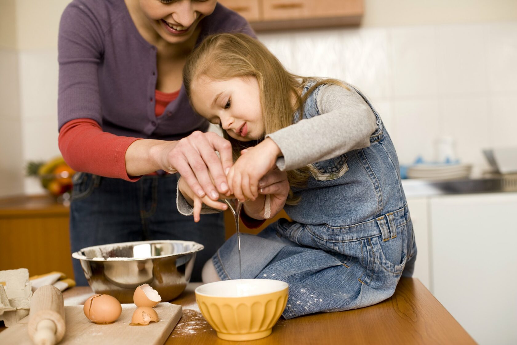 Маму на кухонном столе. Кухня для детей. Готовка с детьми. Дети помогают родителям. Готовка с мамой.