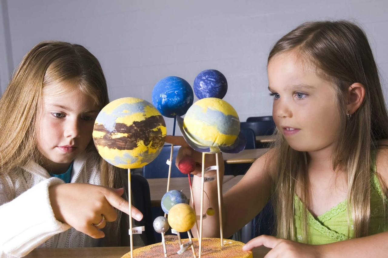 На кружок по астрономии. Астрономия для детей. Дети изучают астрономию. Дети изучают космос. Астрономия в детском саду.